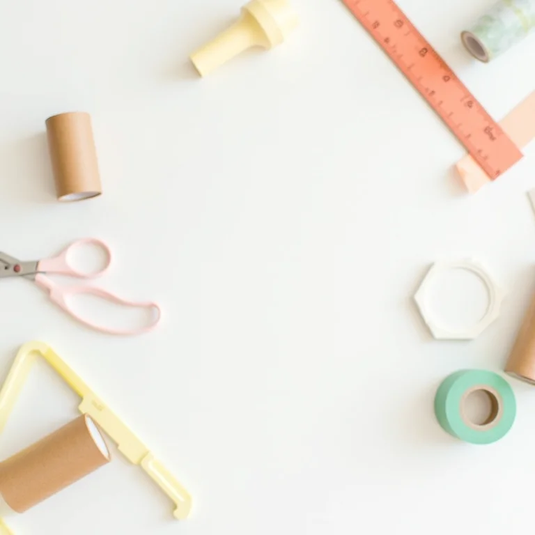 Lista de materiais necessários para criar um porta-lápis de papelão.