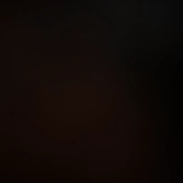 Mulher ruiva gesticula com paixão, contando uma história envolvente durante sua apresentação.