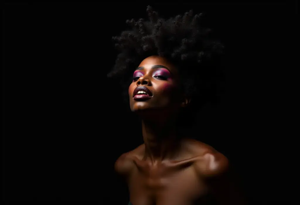 Mulher negra de cabelo cacheado atuando em peça de teatro físico