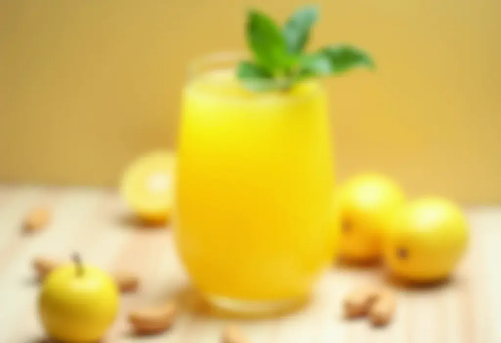 Suco de licuri fresco em um copo com frutas e nozes ao redor