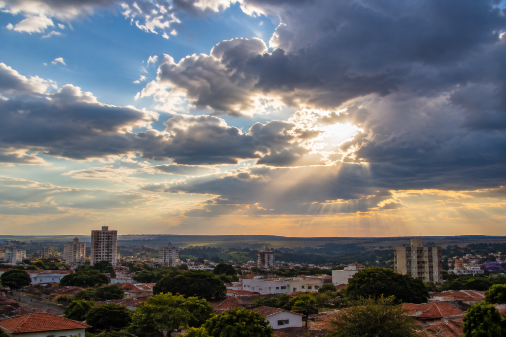 Primavera começa com previsão de calor e mais chuva em São Paulo sob El Niño Primavera começa com previsão de calor e mais chuva em São Paulo sob El Niño