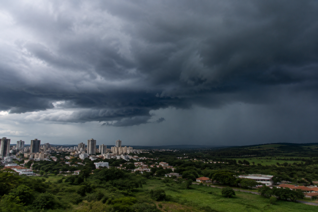 O Inmet prevê possibilidade de maiores volumes de chuva no estado de São Paulo.